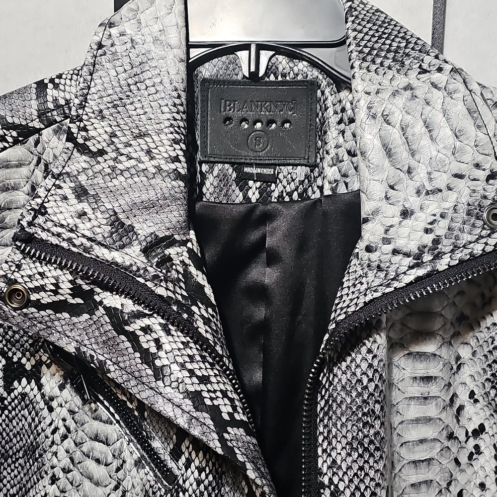 Blank NYC Faux Snakeskin Jacket Size Small - Picture 3 of 11